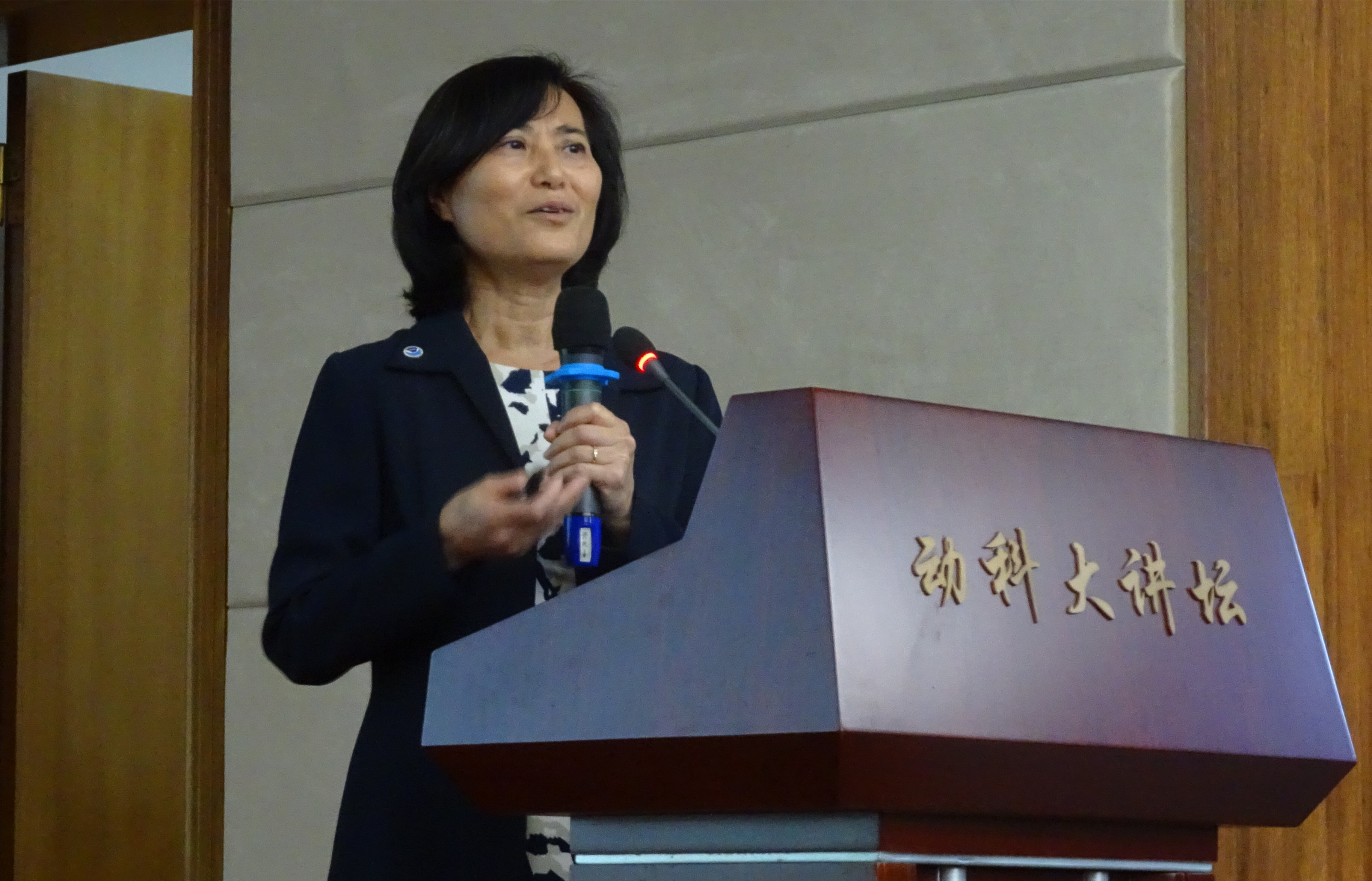 168d0007b02d4d799a26c4bf5c598834.jpg 图1 潘敏玲博士作学术报告.jpg